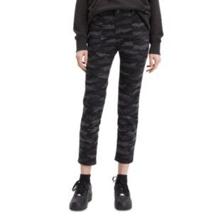 NWT Levi's Women Classic Utility Chino Pants Black Camo Size 4 W27 $60 C0143